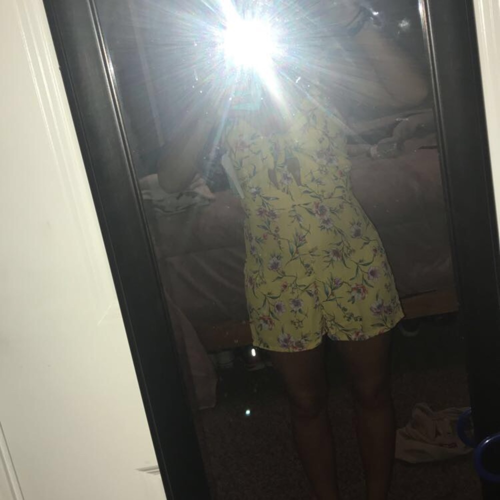 Romper!! Only been worn once to try on!!